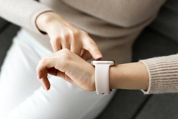 Женщина смотрит на носимые технологии smartwatch