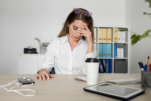 電話で過ごした時間のために仕事で疲れているように見える女性