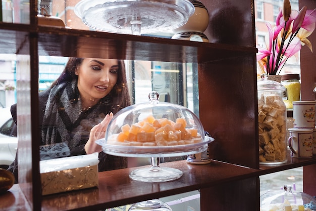 Женщина смотрит на турецкие сладости в магазине