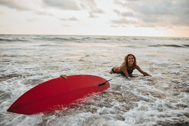 Woman lost her surfboard