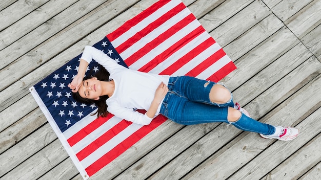 アメリカ人の旗の上に横たわっている女性