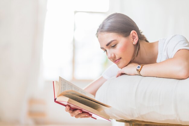 집에서 책을 읽고 침대에 누워 여자
