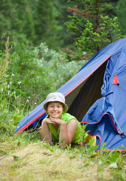 キャンプテントに横たわっている女性