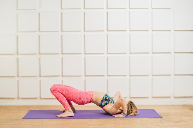 Free photo woman lying and doing fitness on mat