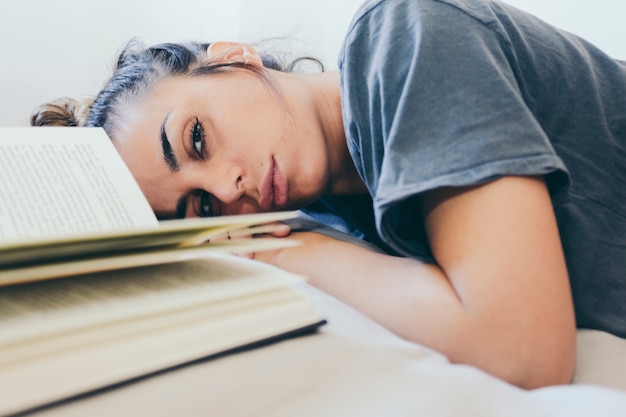 Foto gratuita donna che si trova vicino al libro