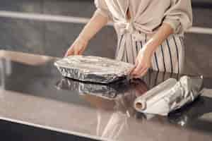 Foto gratuita la donna prepara una cena in cucina a casa