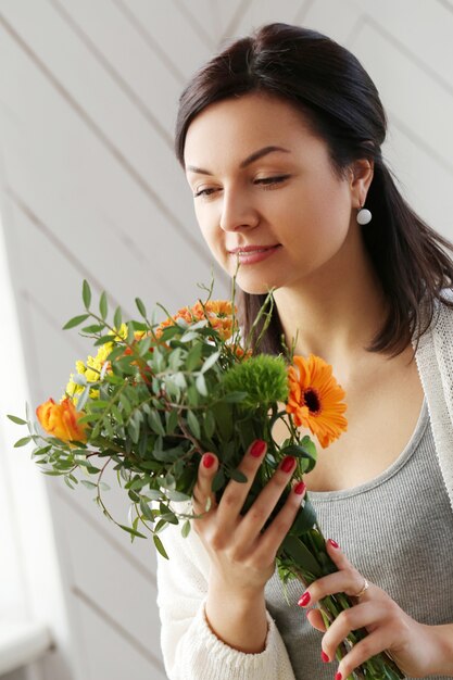 아름 다운 꽃 꽃다발을 만드는 여자