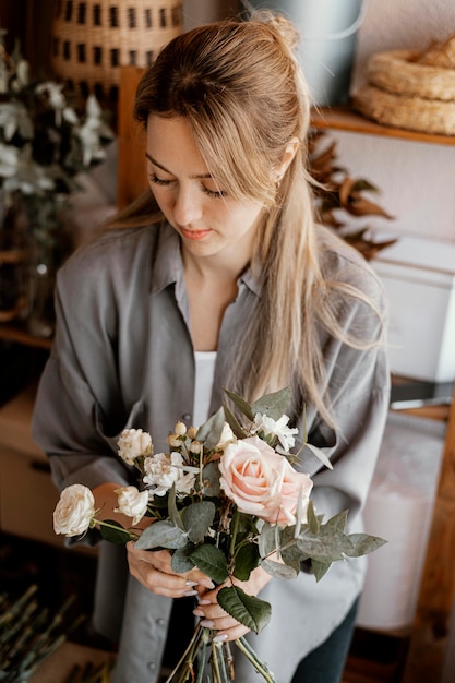 美しい花の花束を作る女性