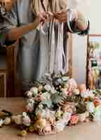 Free photo woman making a beautiful floral bouquet