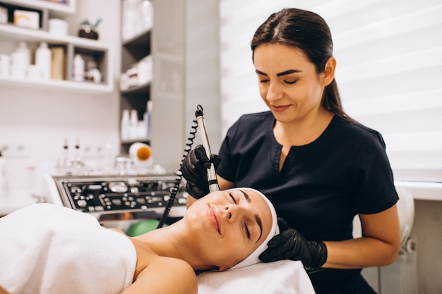 Foto gratuita donna che fa le procedure di bellezza ad un salone di bellezza