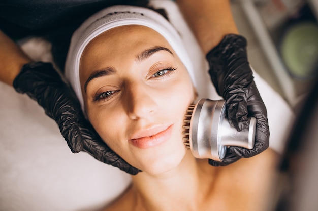 Free photo woman making beauty procedures at a beauty salon