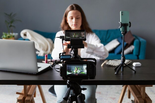 Женщина делает красоту видеоблог со своей профессиональной камерой
