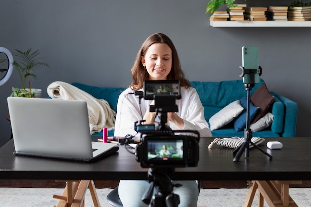 Donna che fa un vlog di bellezza con la sua macchina fotografica professionale