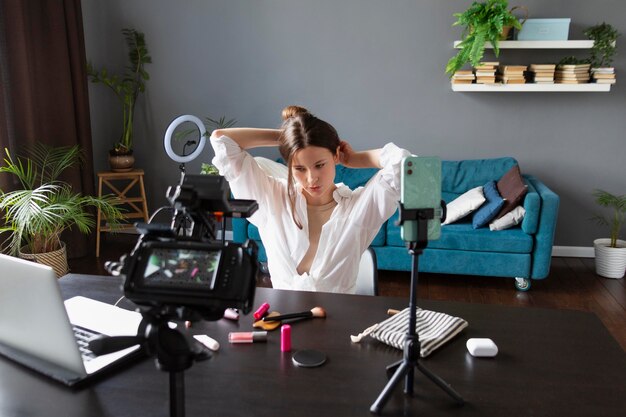 Женщина делает красоту видеоблог со своей профессиональной камерой