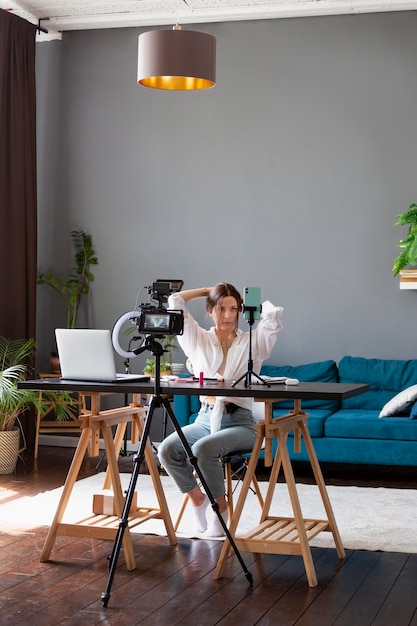 Donna che fa un vlog di bellezza con la sua macchina fotografica professionale