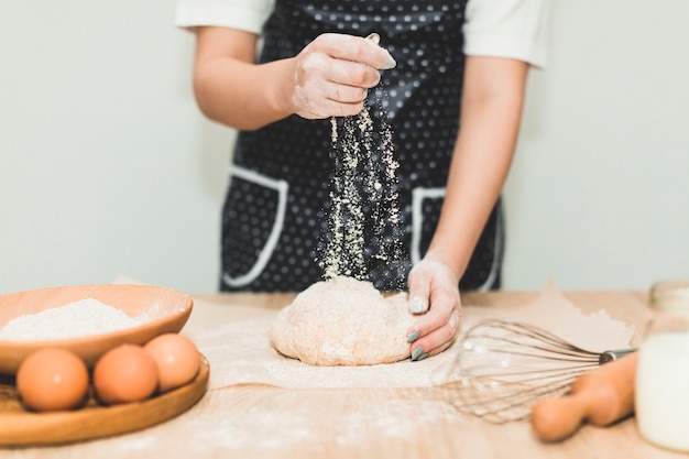 무료 사진 빵 반죽을 만드는 여자