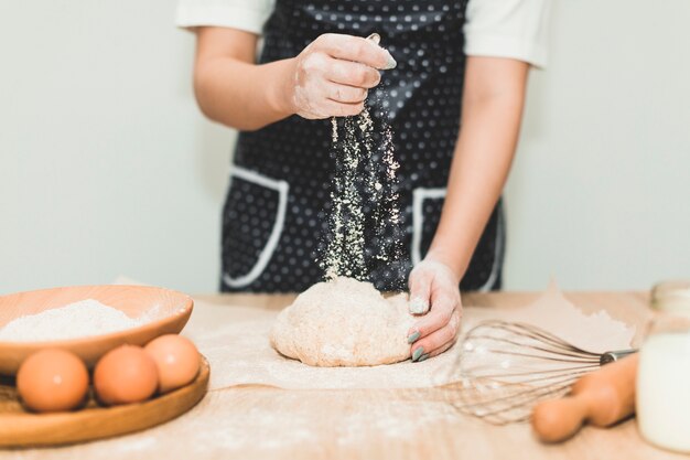 パン生地を作る女性