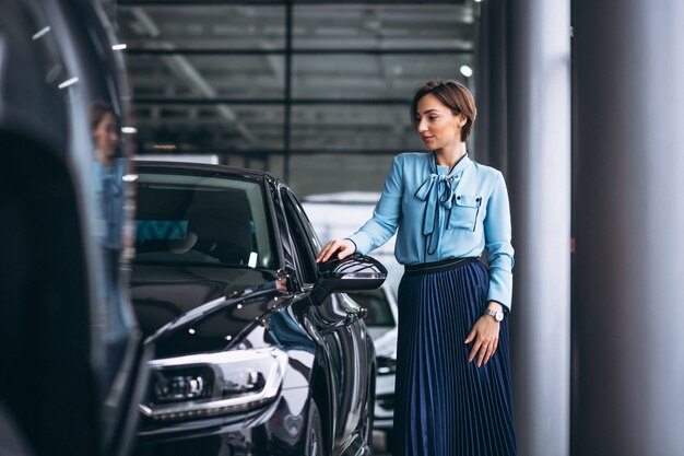 車を買うために乾燥をする女性