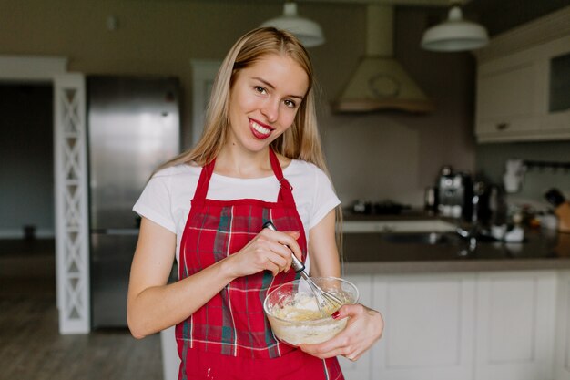 キッチンで生地を作る女性