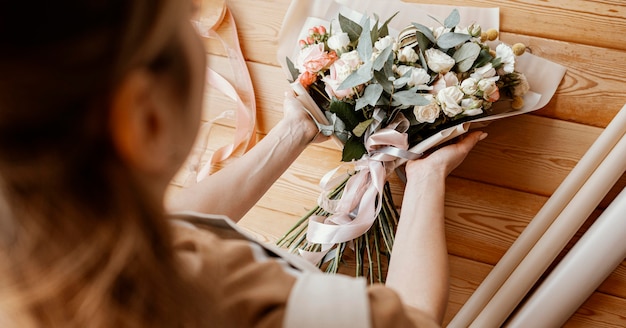 Foto gratuita donna che fa una composizione floreale