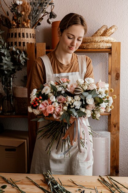 花の花束を作る女性
