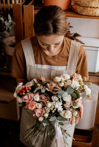花の花束を作る女性