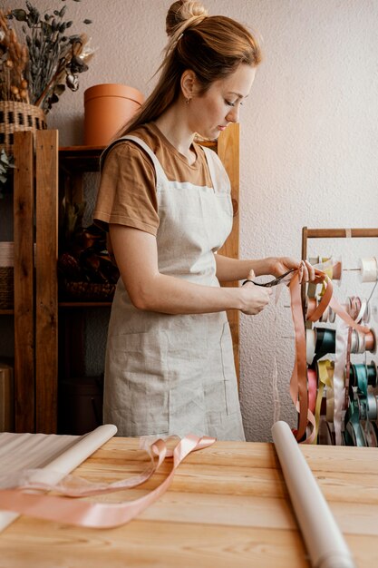 花の花束を作る女性