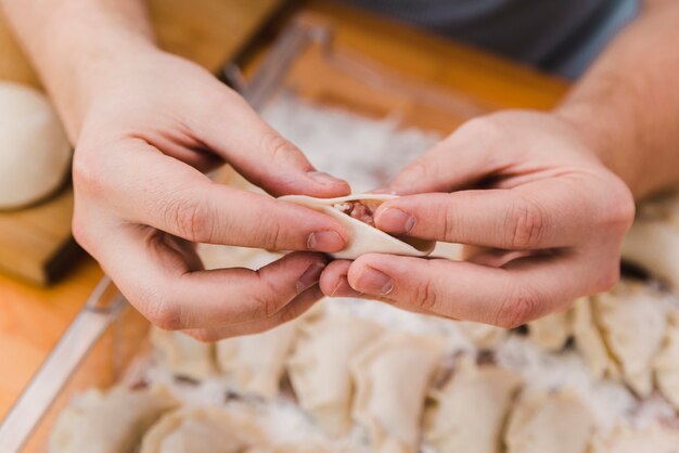 中国の新年の食糧を作る女性