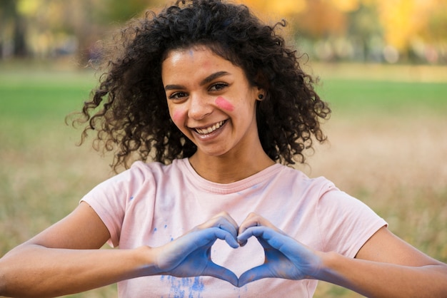 Foto gratuita donna che fa il segno di amore con le mani