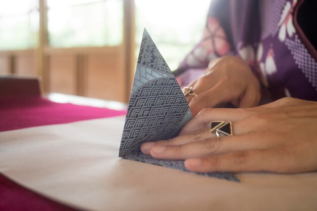 일본 종이로 종이접기를 하는 여성