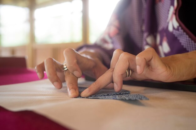 和紙で折り紙を作る女性