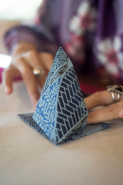無料写真 和紙で折り紙を作る女性