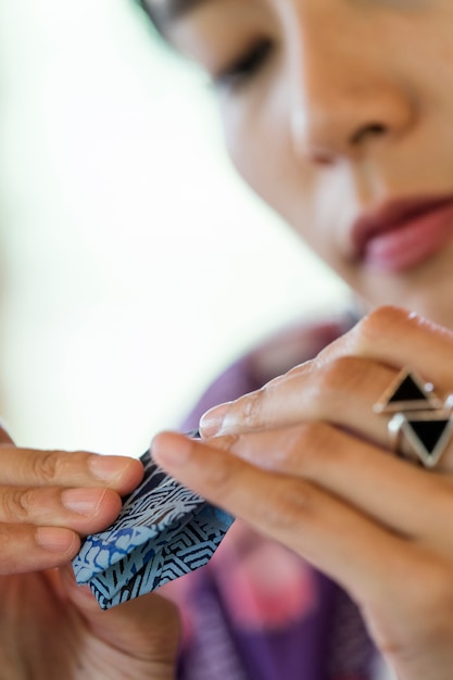 無料写真 和紙で折り紙を作る女性