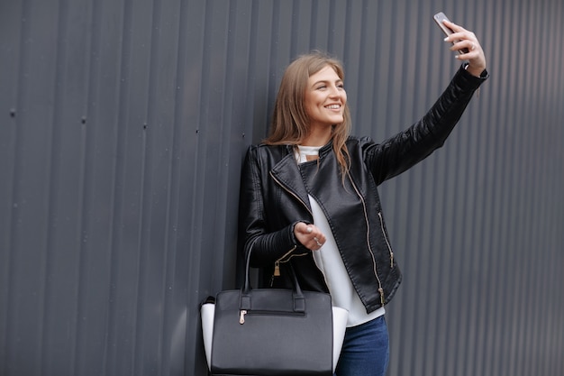 Free photo woman making a photo of herself with smiling face