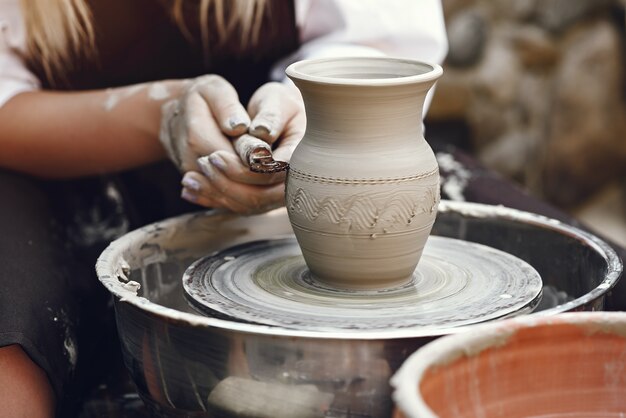 粘土で花瓶を作る女性