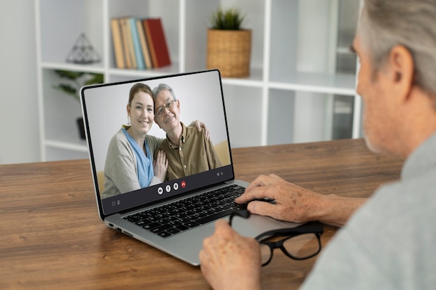 Foto gratuita donna che effettua una videochiamata in casa