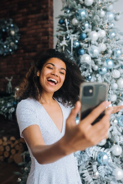휴일의 비디오 메시지 또는 Selfie 개념을 만드는 여자