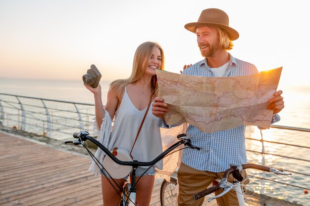 女と夕日の海で自転車に乗って愛の男