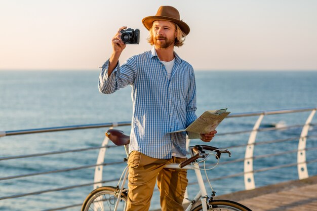 女と夕日の海で自転車に乗って愛の男