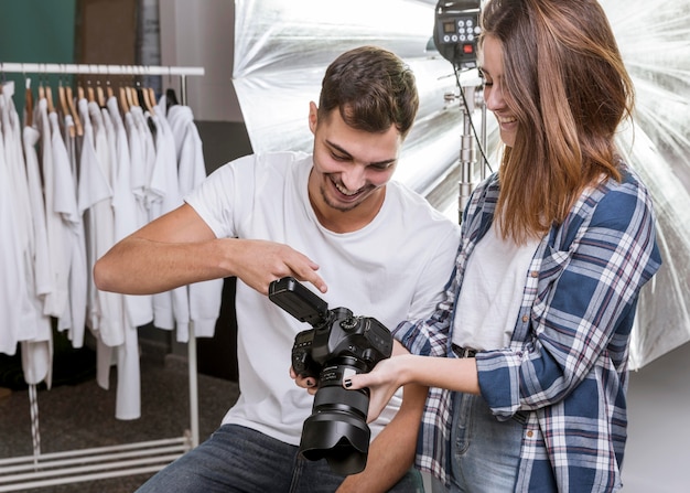 Foto gratuita donna e uomo in studio fotografico professionale