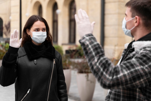 Foto gratuita donna e uomo sventolando saluti alternativi all'aperto