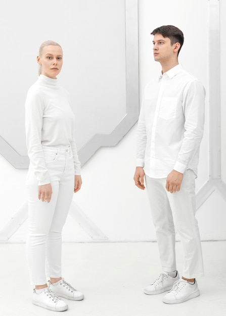 Free photo woman and man wearing white clothes