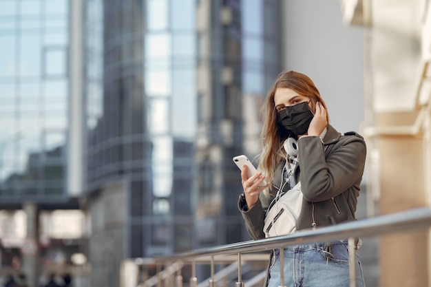 Foto gratuita la donna in una maschera si trova sulla strada