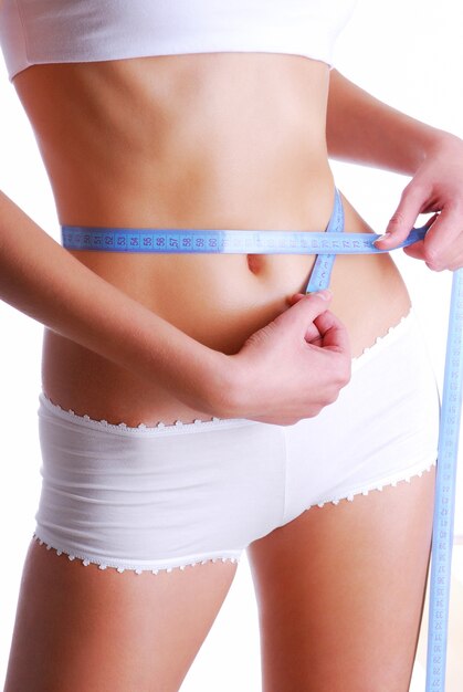 아름다움 슬림 허리를 측정하는 여자. 건강 먹는 개념