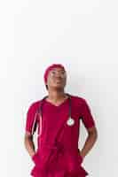 Foto gratuita erba medica della donna nel cercare uniforme rosso