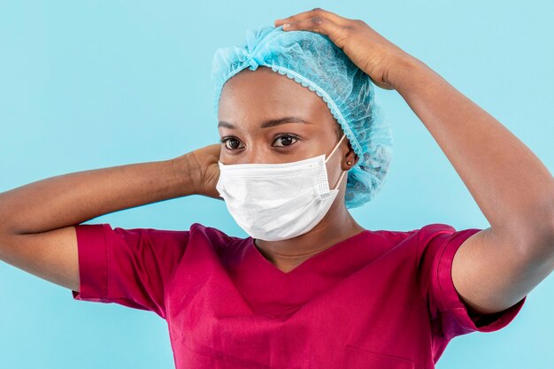 Женщина медик носить маску хирурга