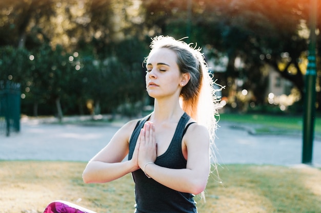 Бесплатное фото Женщина, медитирующая в парке