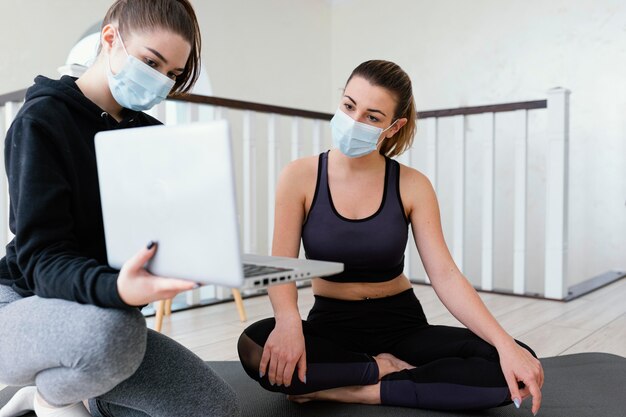 屋内で瞑想する女性