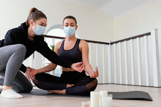 Foto gratuita donna meditando al coperto