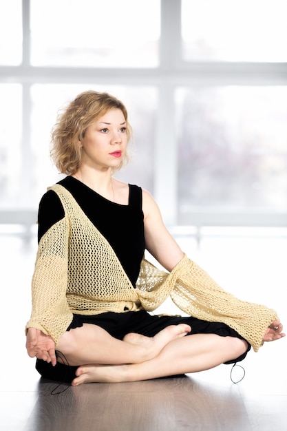 Женщина медитации в позе лотоса